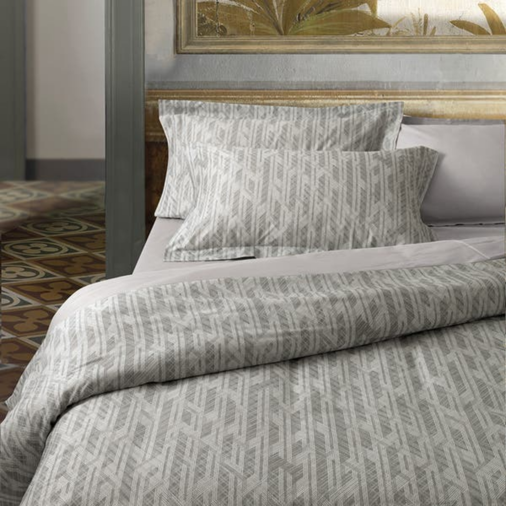 Completo Copripiumino In Raso Di Cotone Geo White Matrimoniale Unic Alviero Martini 1a Classe Lusso Ed Eleganza Alviero Martini 8053734086927 Completo Copripiumino In Raso Di Cotone Geo White Matrimoniale Unic Alviero Martini 1a Classe Lusso Ed Eleganza Alviero Martini 8053734086927