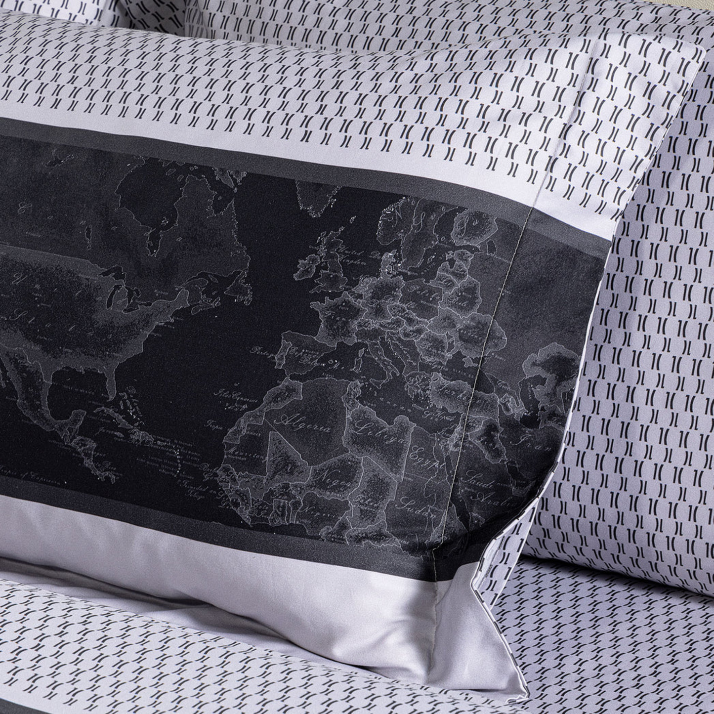 Completo Lenzuola Geo Night in Raso di Puro Cotone